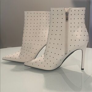 New Nine West Farrah White Studded Zip Bootie Size 10 Retail $159